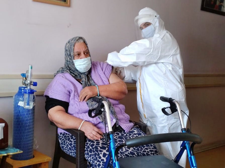 Söke’de Huzur Evi’nde kalan yaşlılar ile 90 yaş üzeri vatandaşlar aşılanıyor