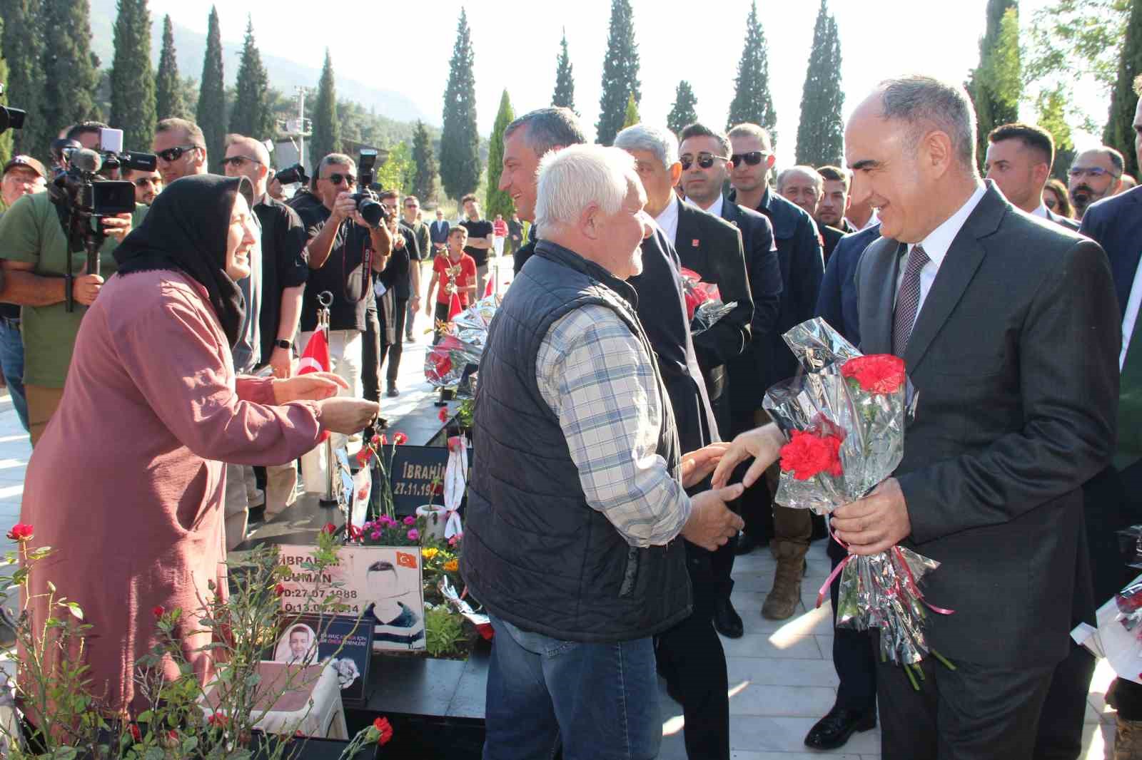 Soma faciasının 11. yılında 301 madenci mezarları başında anıldı