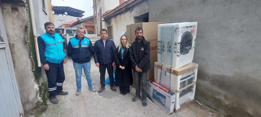 Soma’da evi yanan aileye büyükşehir moral oldu