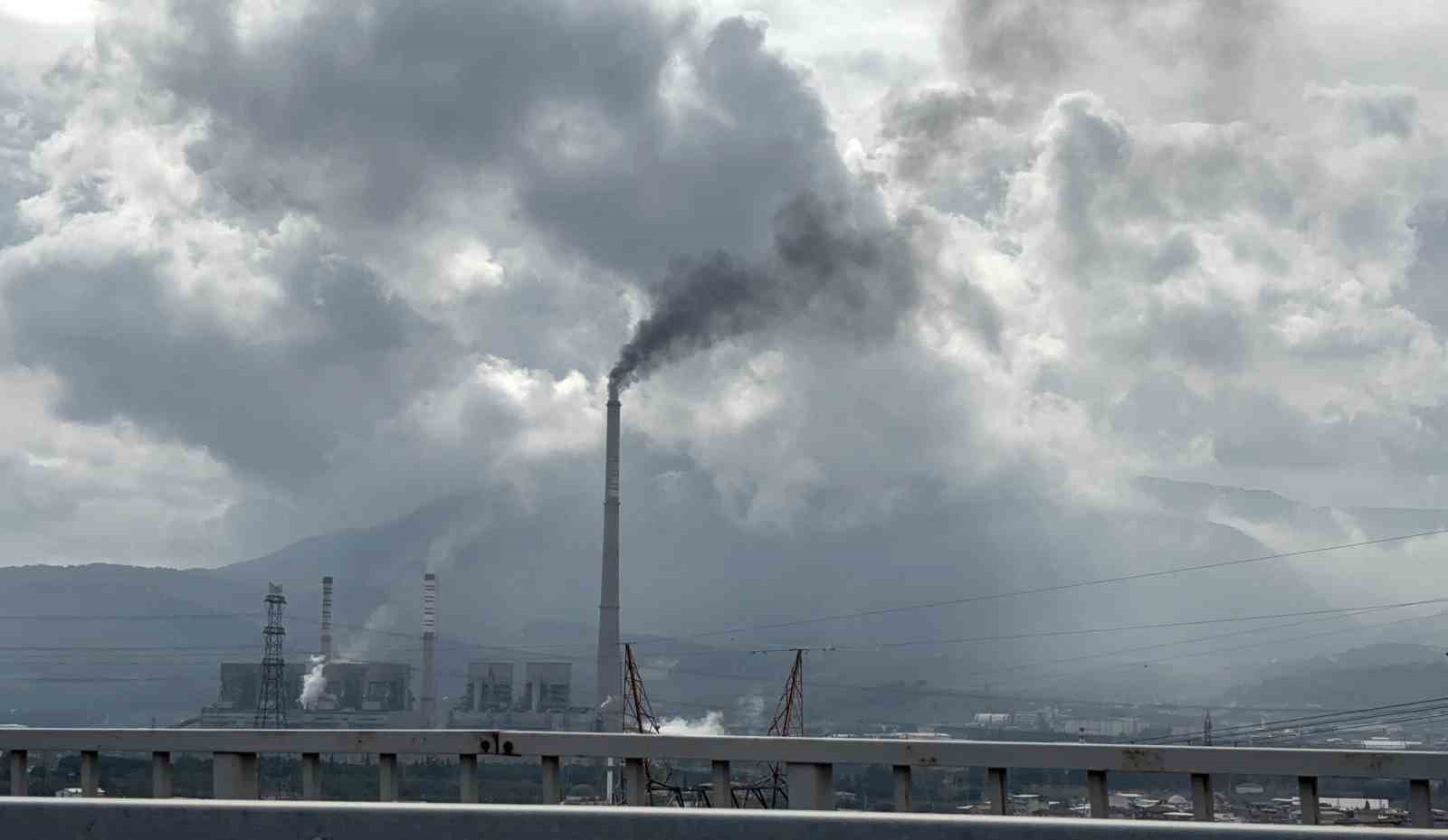 Soma’da, termik santralden yükselen siyah duman kentin soluğunu kesiyor