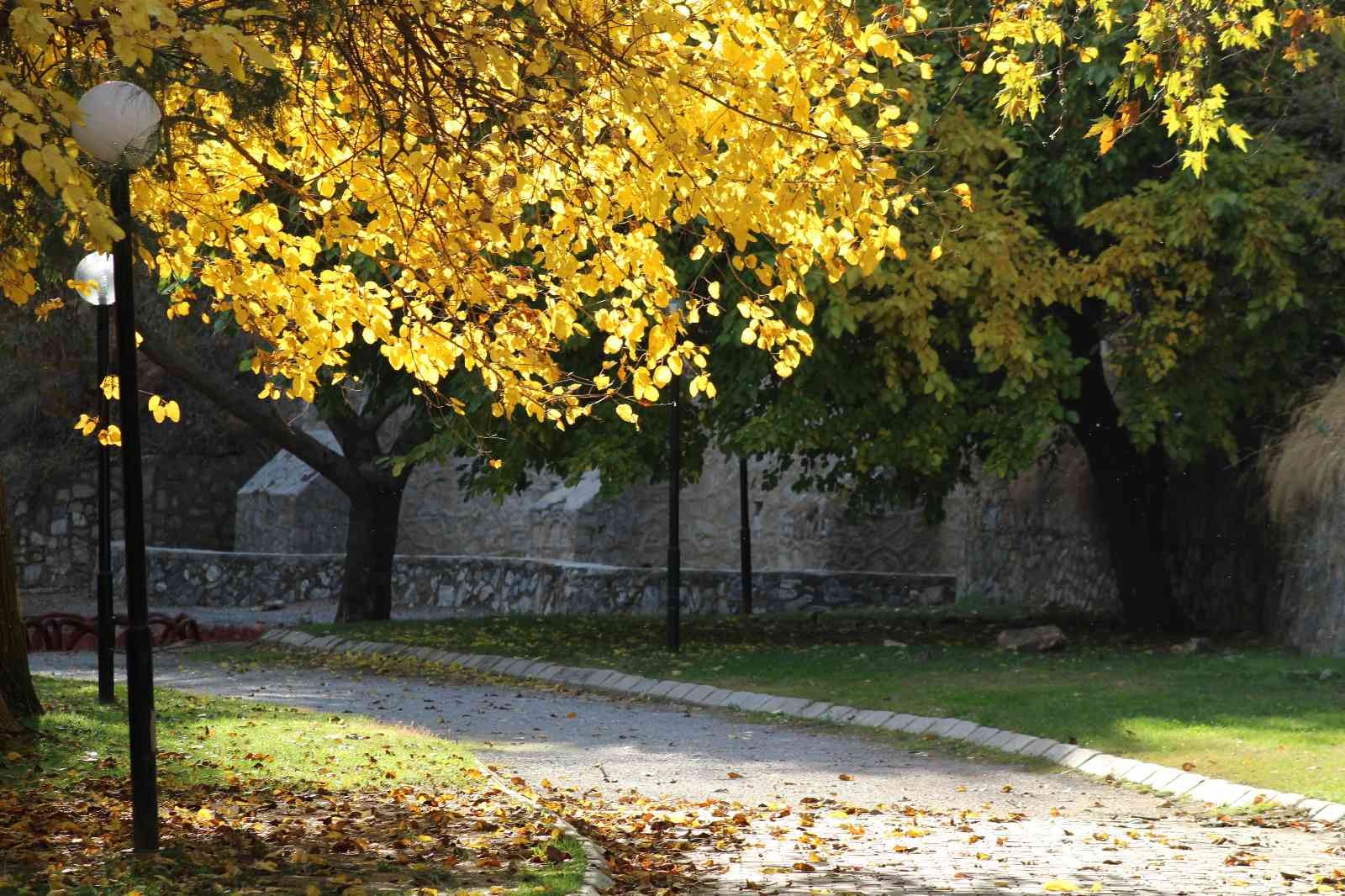 Sonbaharın renklerine bürünen Pınarbaşı, görenleri mest ediyor