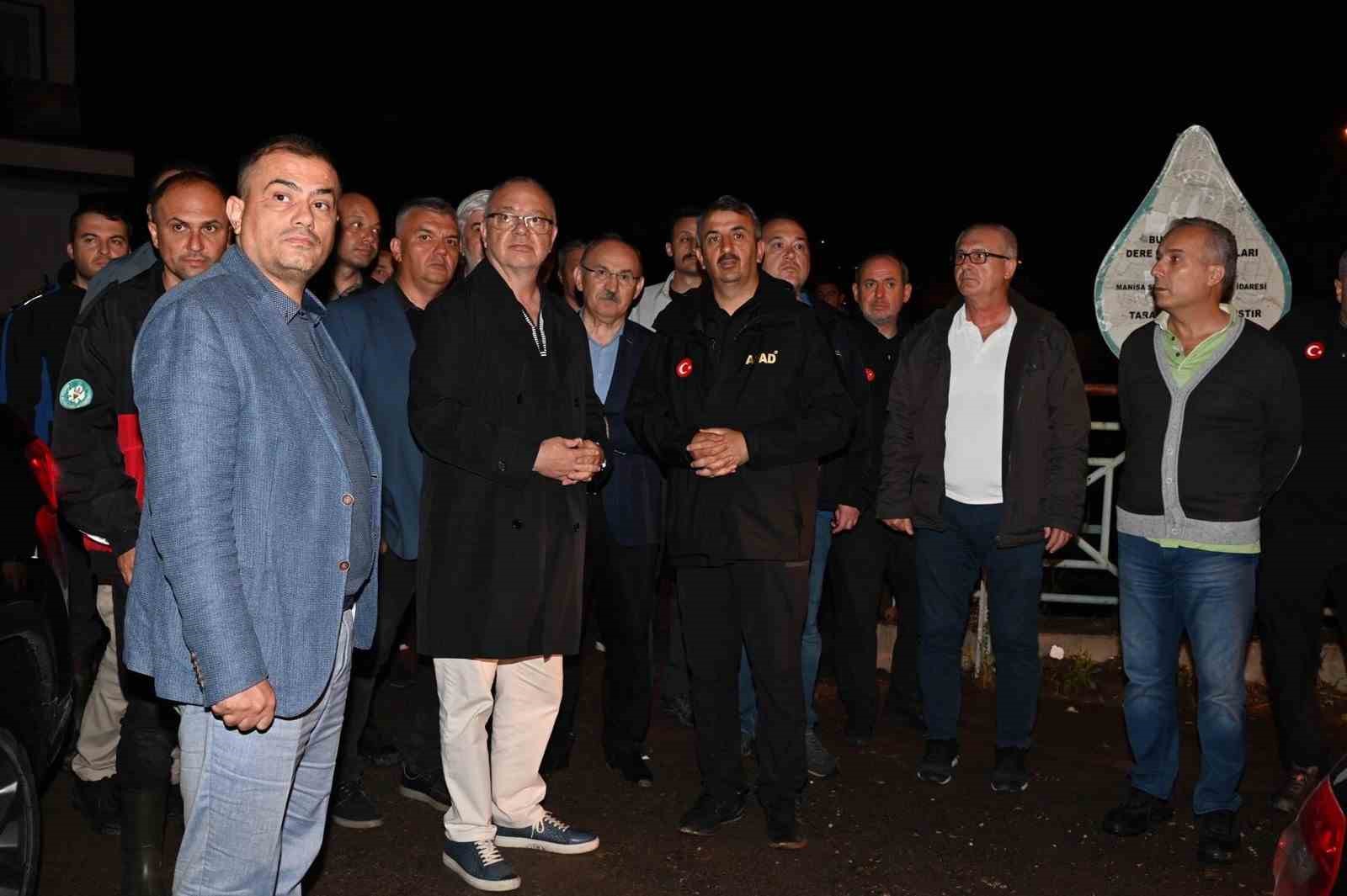 Su baskını yaşayan Akhisar’da ekiplerin çalışması takdir topladı