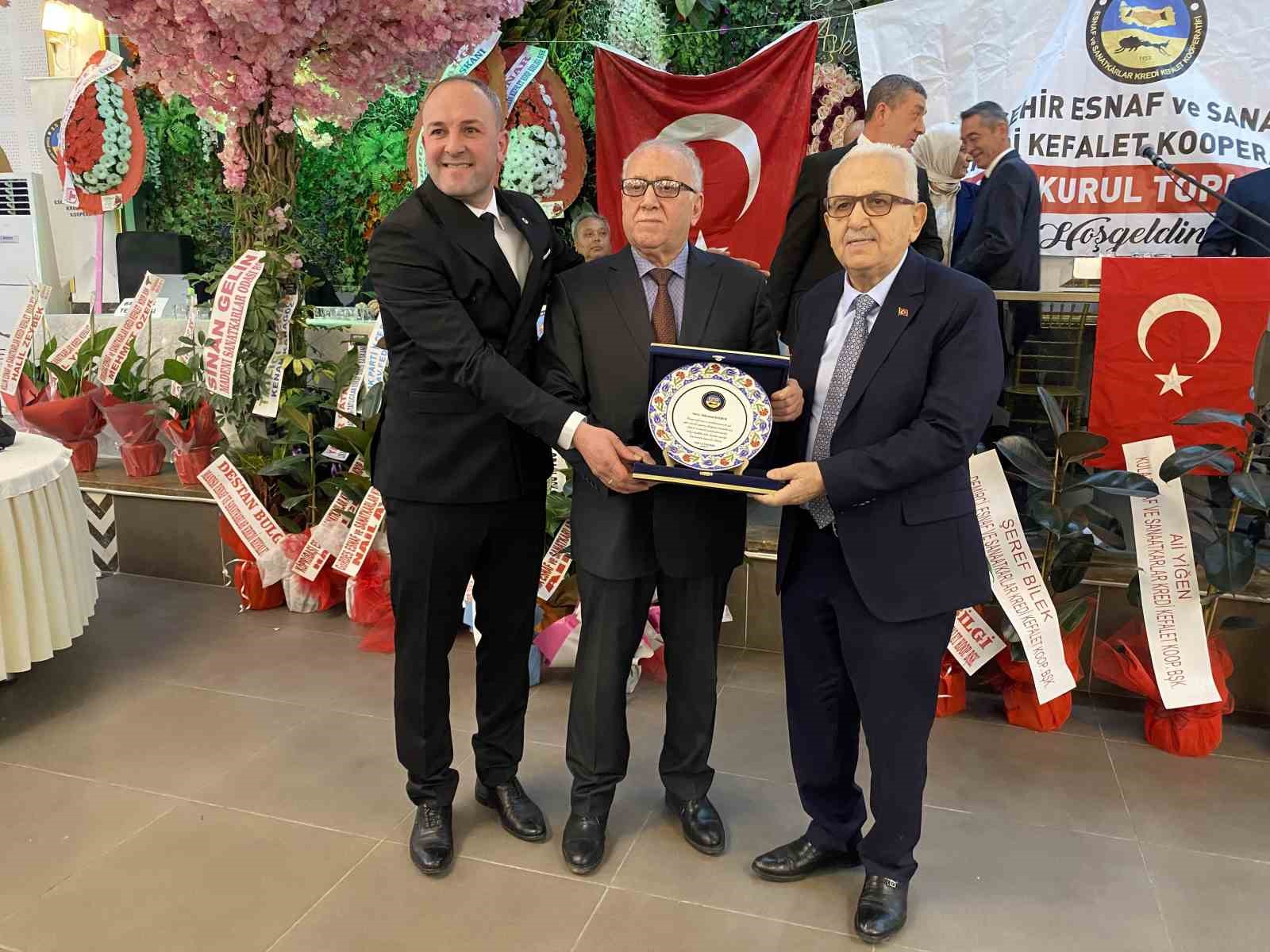 Süleyman Kalbur’a onursal başkanlık verildi