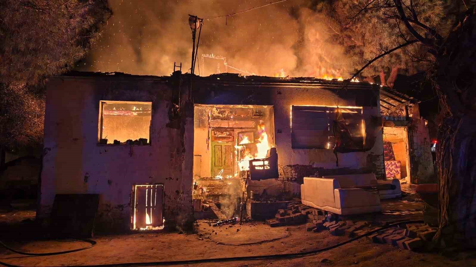 Sultanhisar’da müstakil ev alevlere teslim oldu