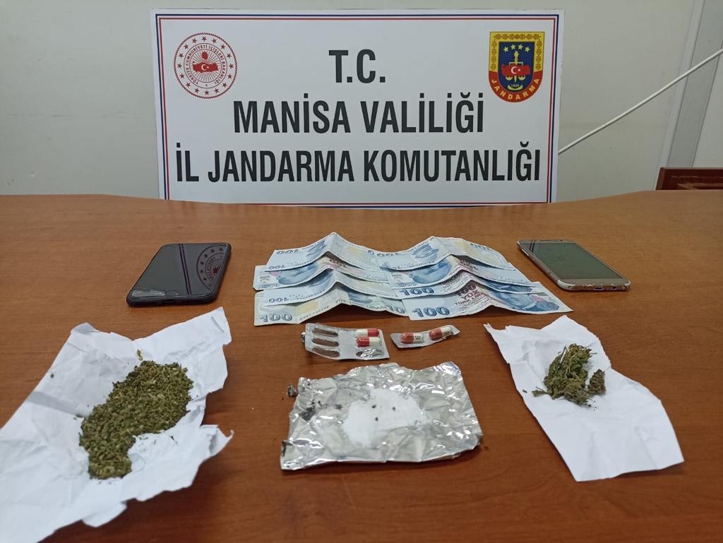 Şüphe üzerine durdurulan şahıslardan uyuşturucu çıktı