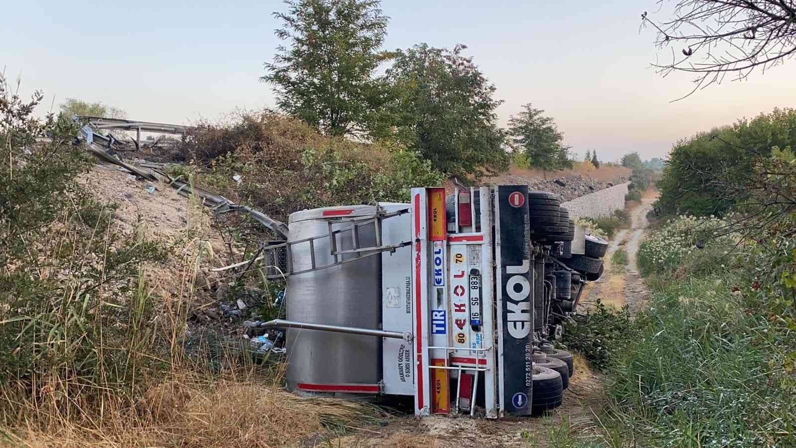 Süt tankeri yoldan çıkarak devrildi: 1 yaralı