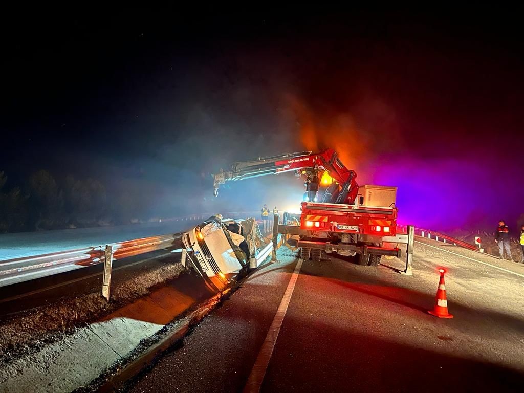 Takla atıp hurdaya dönen otomobilde anne ve çocuğu yaralandı
