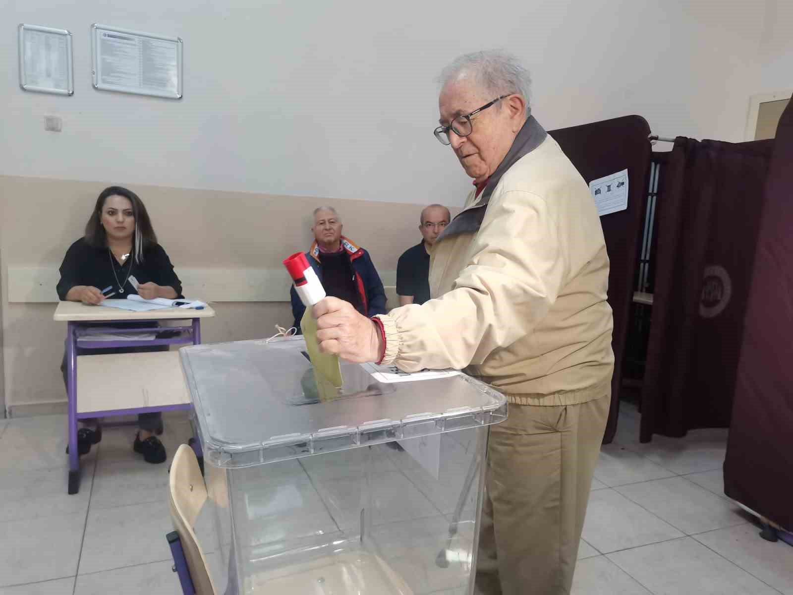 Tarihi seçimde İzmirliler sandık başına gitmeye başladı