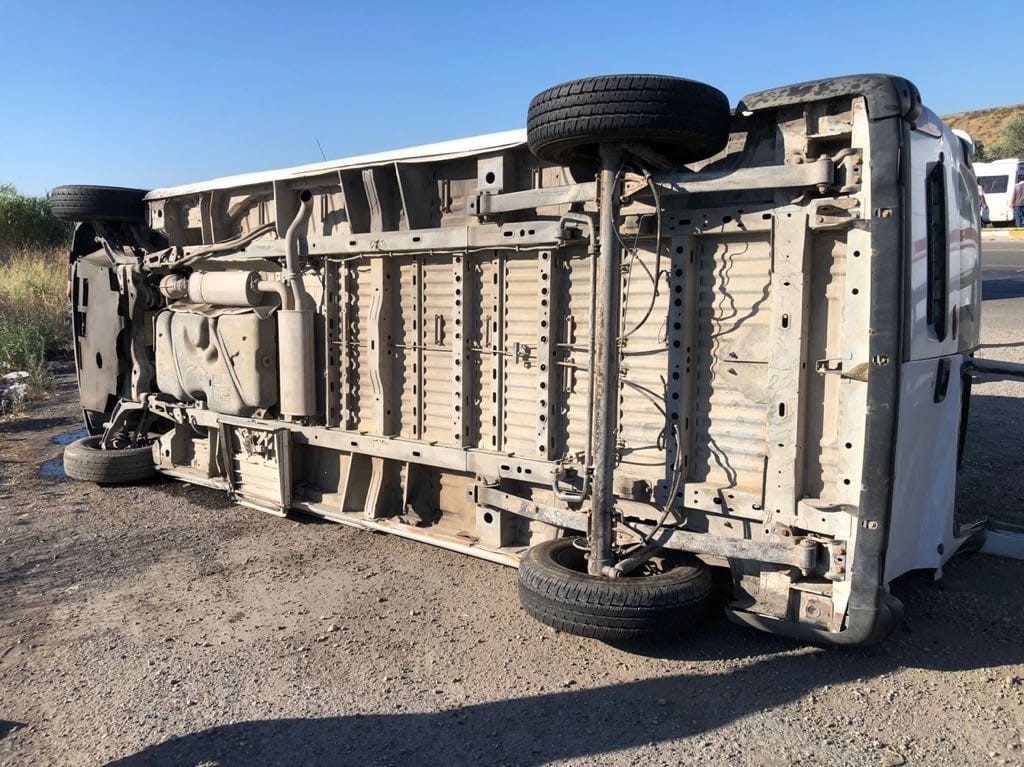 Tarım işçilerini taşıyan servis aracı devrildi: 22 yaralı