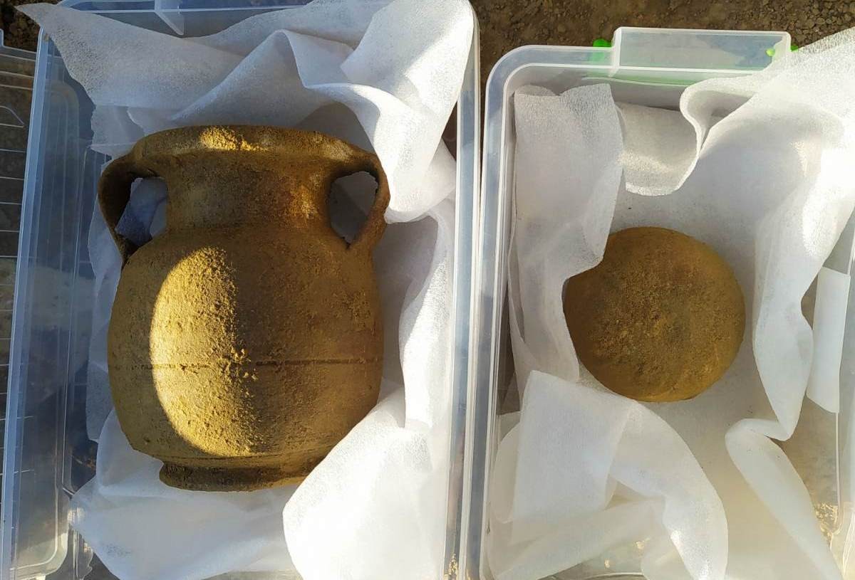 Tarlasını sürerken lahit mezar buldu