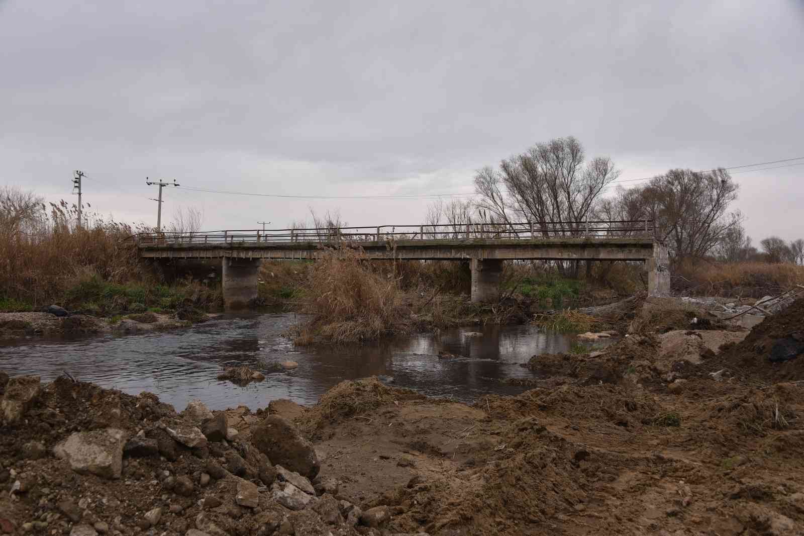 Tek şeritli dur-geç köprüsü yıkıldı, yerine yenisi yapılacak