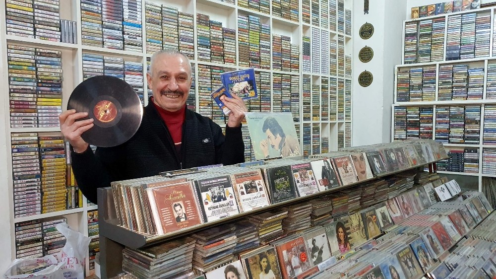 Teknolojiye taş plak aşkı ile direniyor