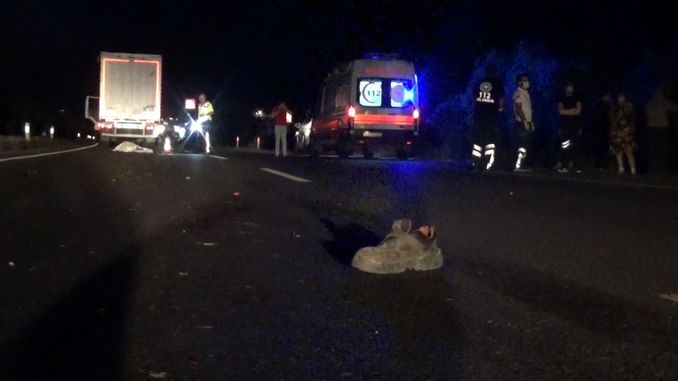 Tırın altında kalan elektrikli bisiklet sürücüsü hayatını kaybetti