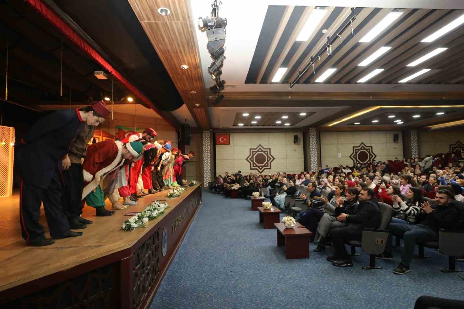 Tiyatroseverlerden Kent Tiyatrosuna tam not