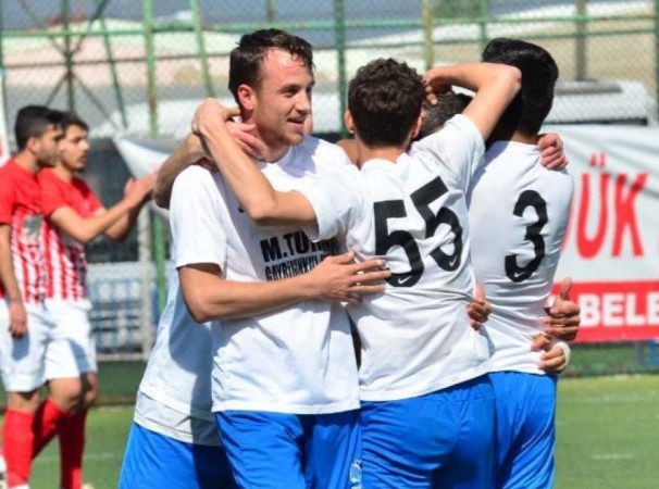 Trafik kazasında hayatını kaybeden futbolcu için lokma hayrı