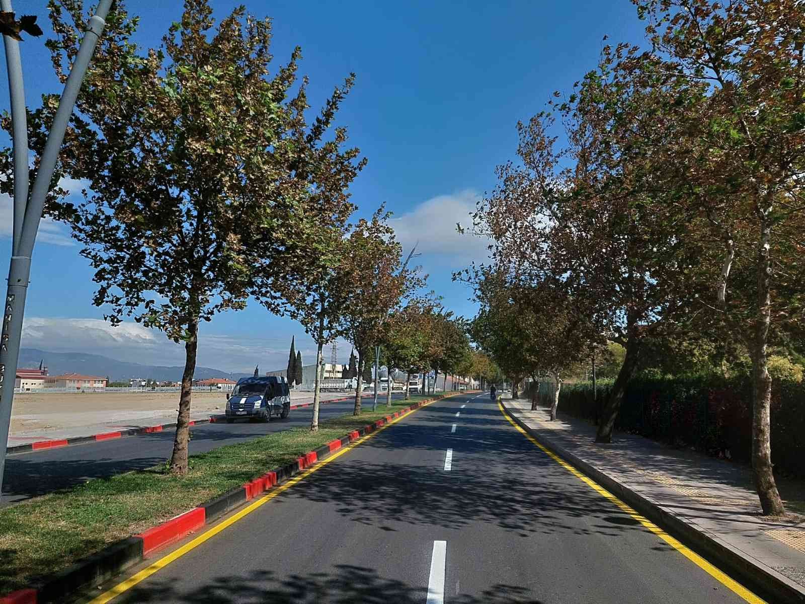 Trafikte güven için yol boyama çalışmaları sürüyor