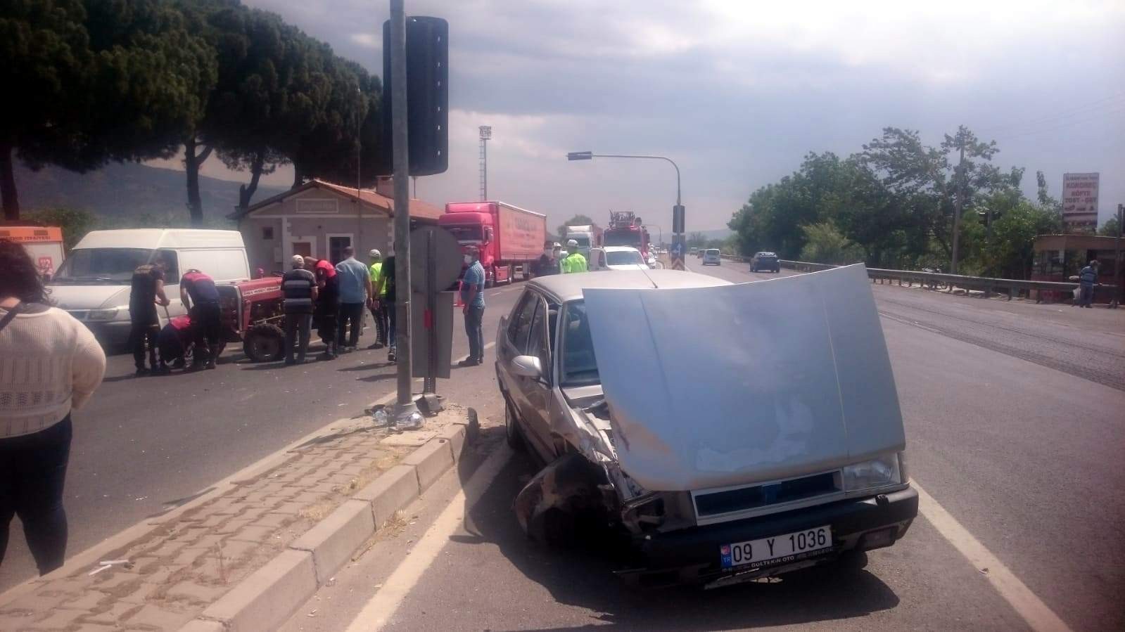 Traktör ile otomobil çarpıştı: 3 yaralı