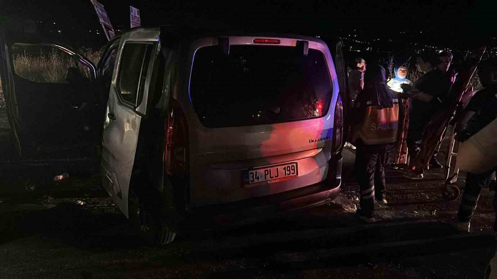 Traktöre çarpan araçta 4 kişi yaralandı