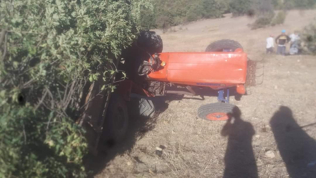 Traktörüyle römorkunun arasında kalan sürücü öldü