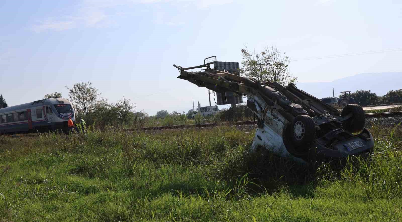 Trenin çarptığı kamyonet paramparça oldu