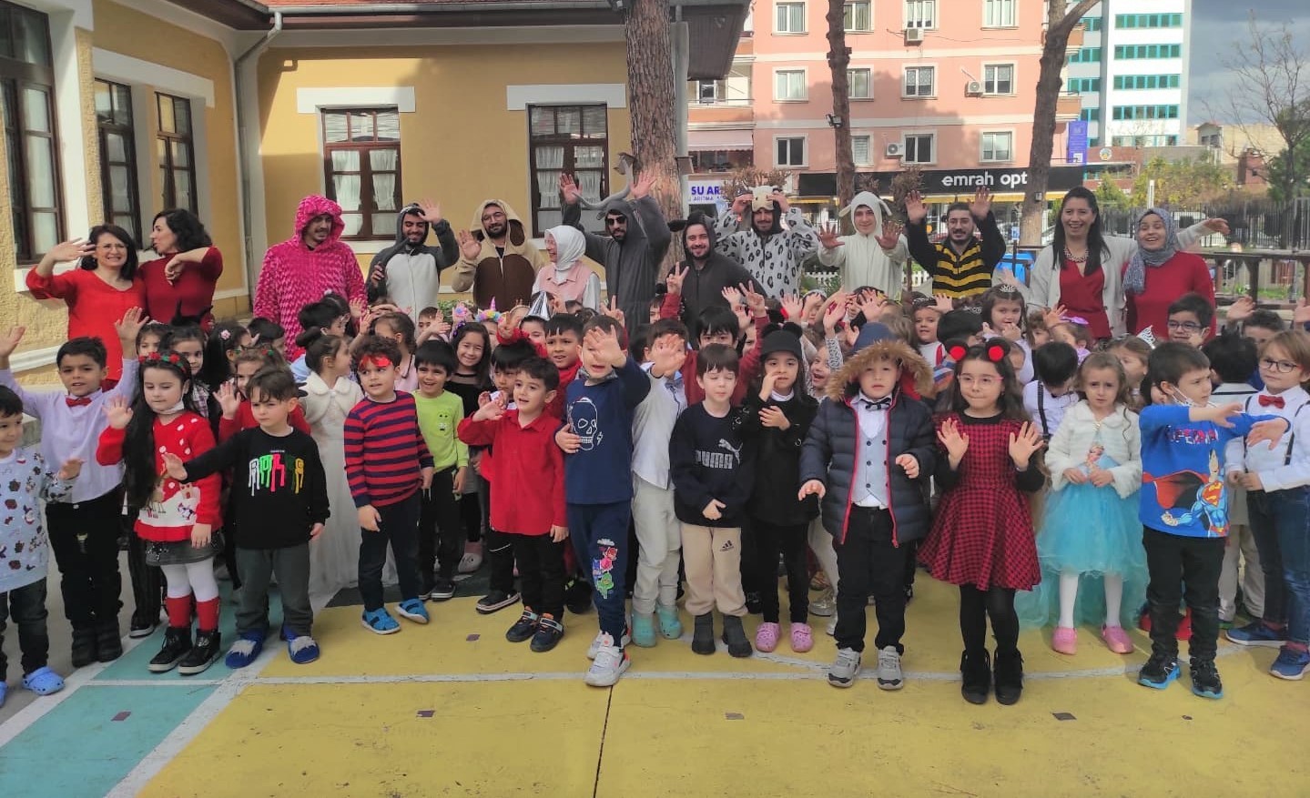 Turgutlu Belediyesi Tiyatro Ekibi çocukların sevincine ortak oldu