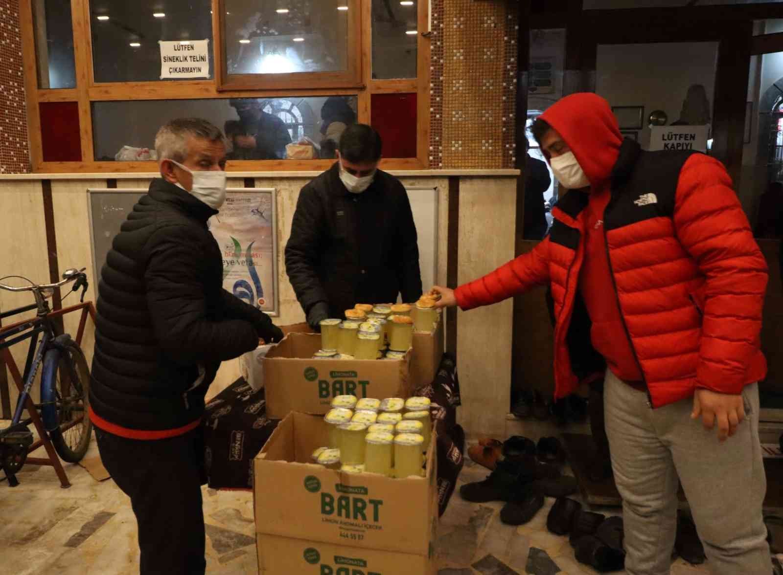 Turgutlu Belediyesinden kandil simidi ikramı