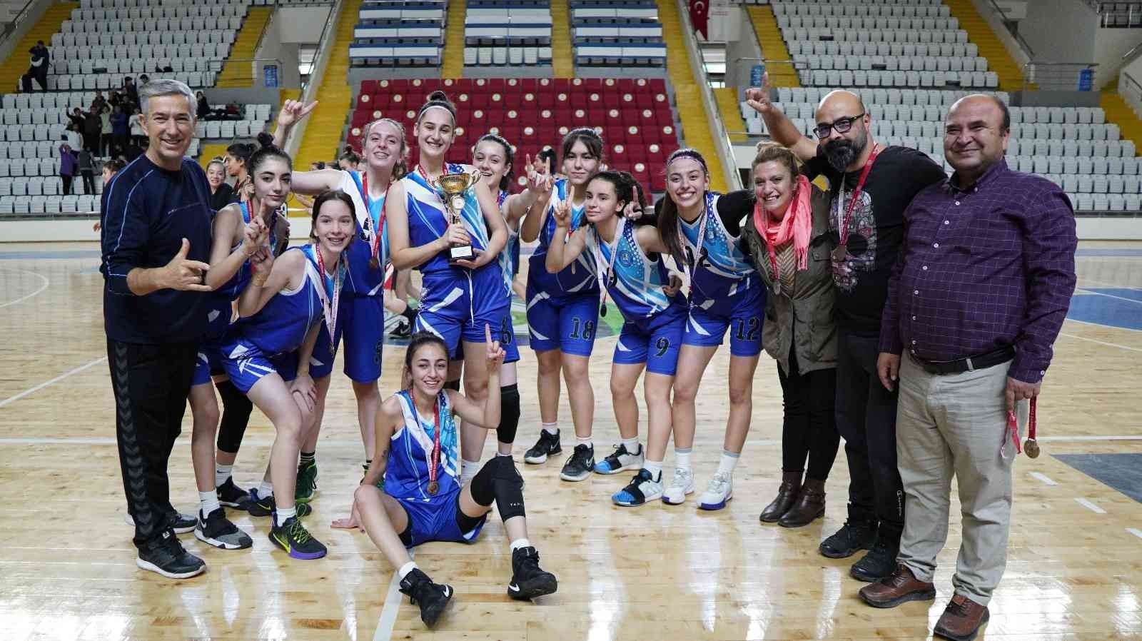 Turgutlu Lisesinin perileri adını yarı finale yazdırdı