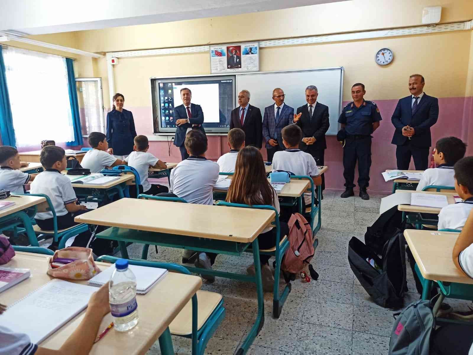 Turgutlu protokolü miniklerle sıralarını paylaştı, heyecanlarına ortak oldu