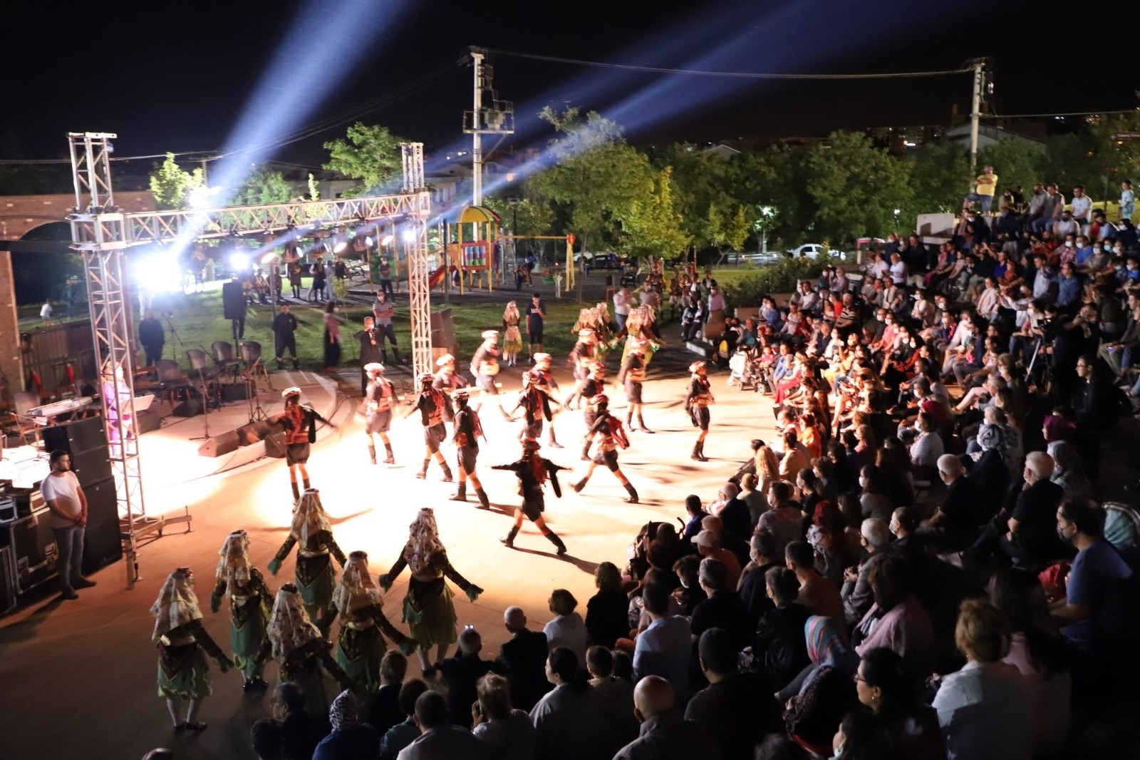 Turgutlu’da Türk Halk Müziği ve halk oyunları gösterileri mest etti