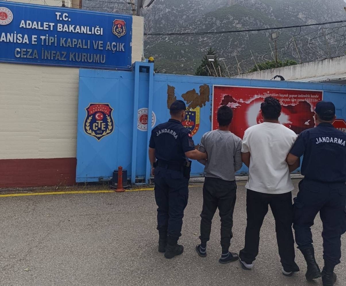 Turgutlu’da aranan 2 şahıs jandarmadan kaçamadı