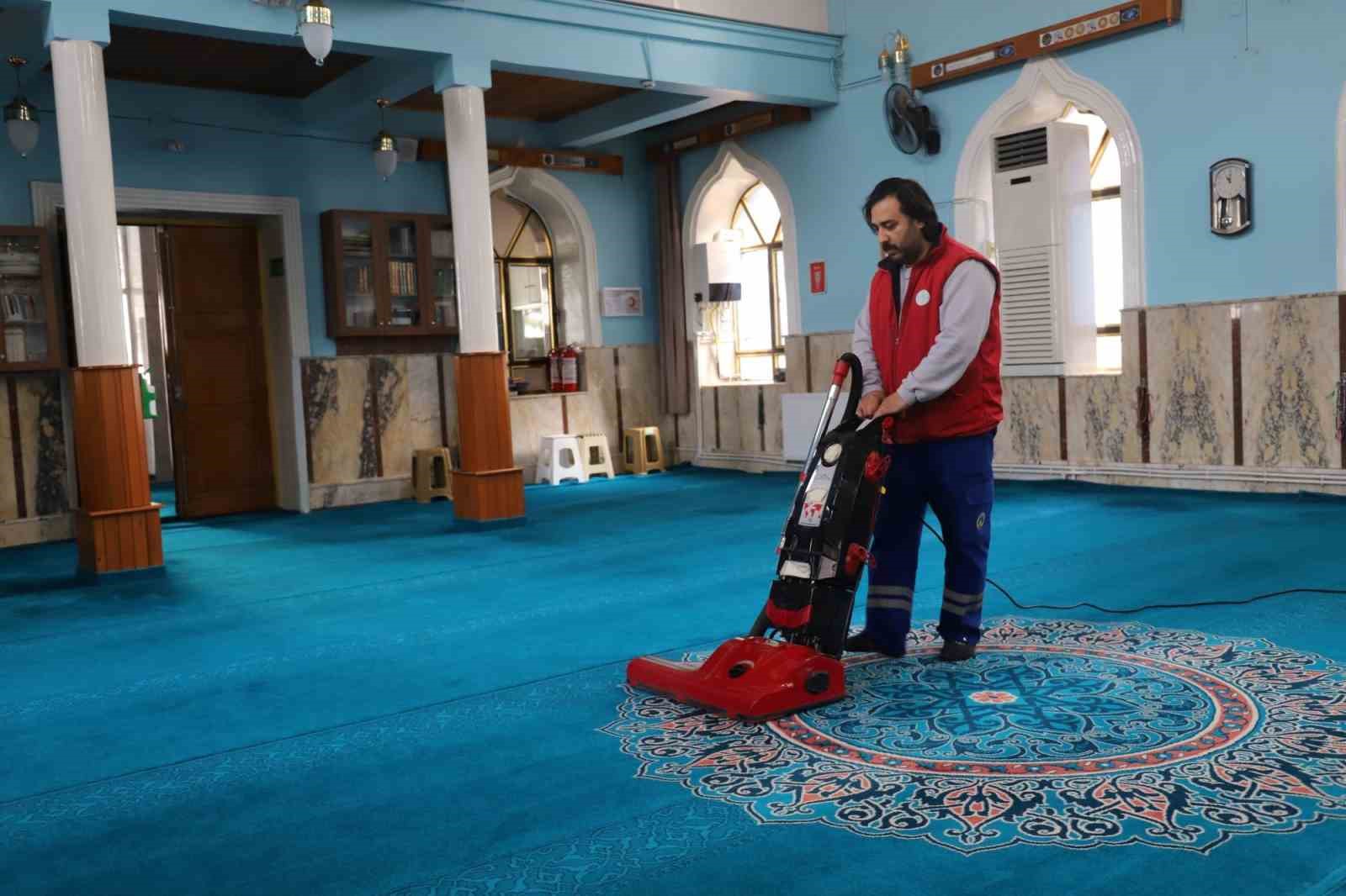 Turgutlu’da camiler ilk teravihe hazır