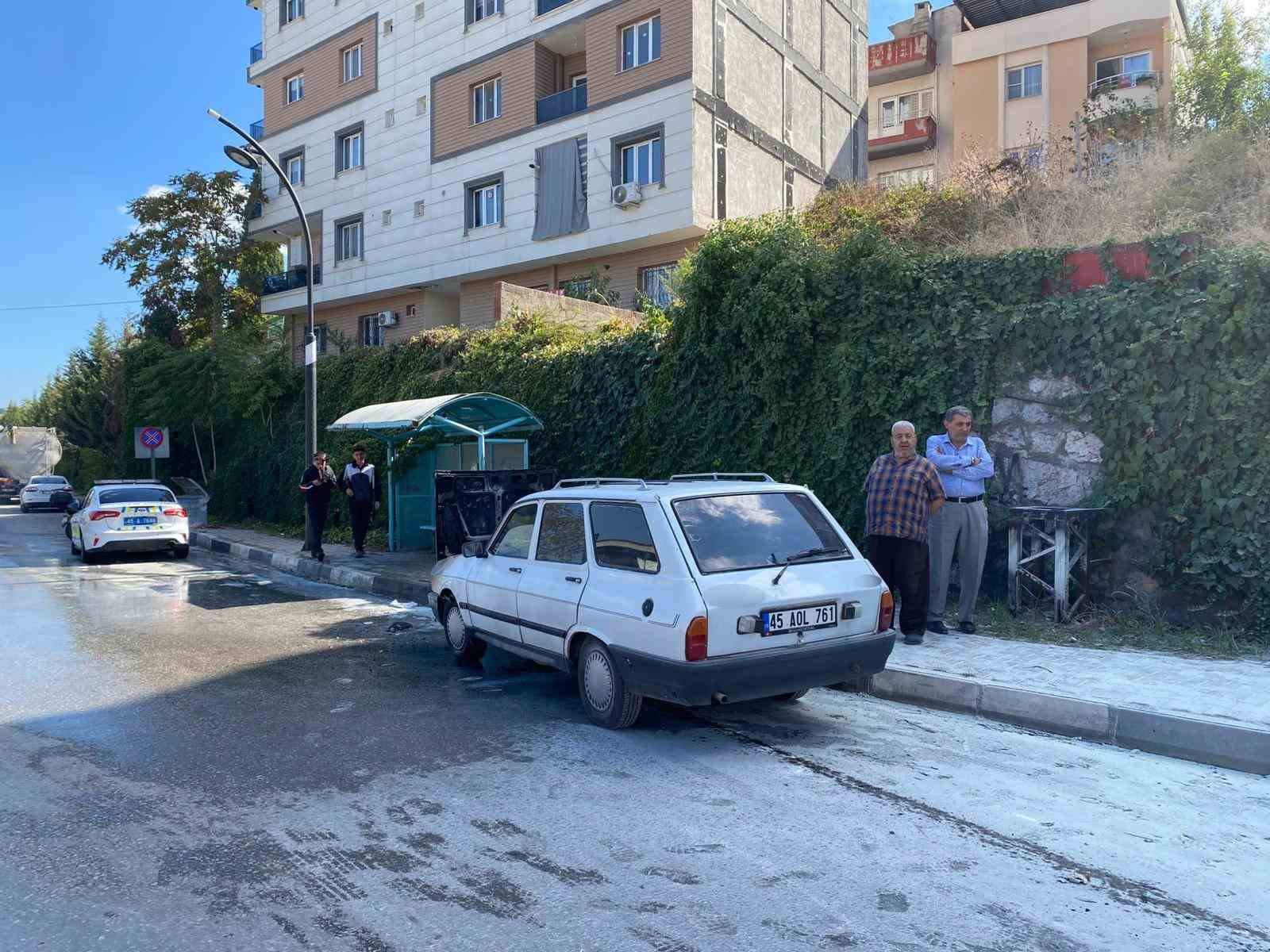 Turgutlu’da seyir halindeki otomobil alev aldı