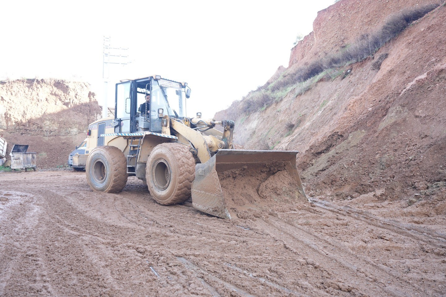 Turgutlu’da şiddetli yağış toprak kaymasına neden oldu