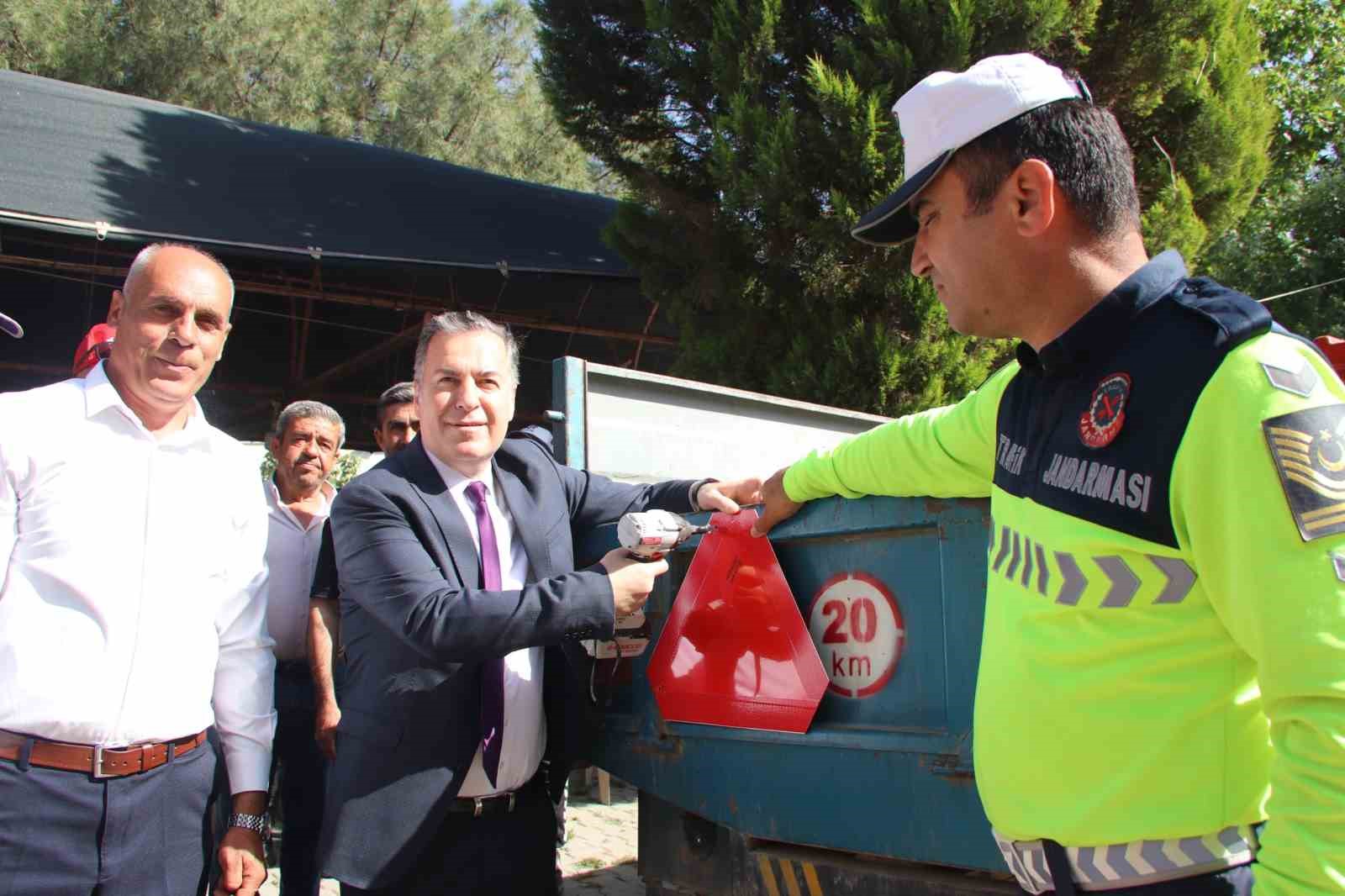 Turgutlu’da traktör sürücülerine reflektör uyarısı yapıldı