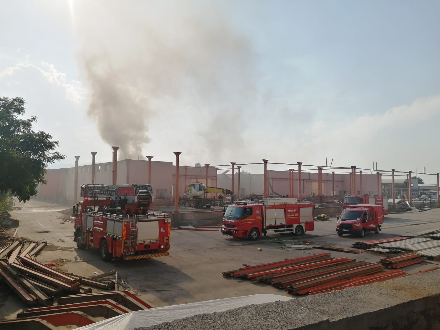 Turgutlu’da yıkımı yapılan soğuk hava deposunda yangın