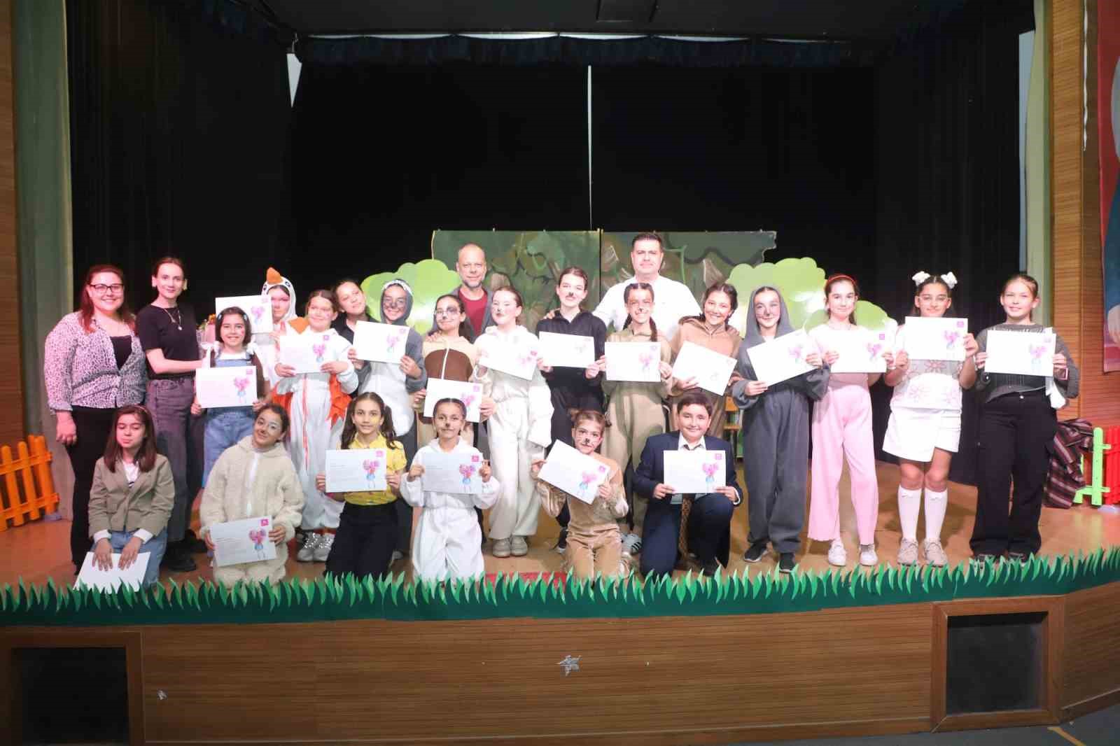 Turgutlu’nun çocuk tiyatro ekibi perdelerini açtı