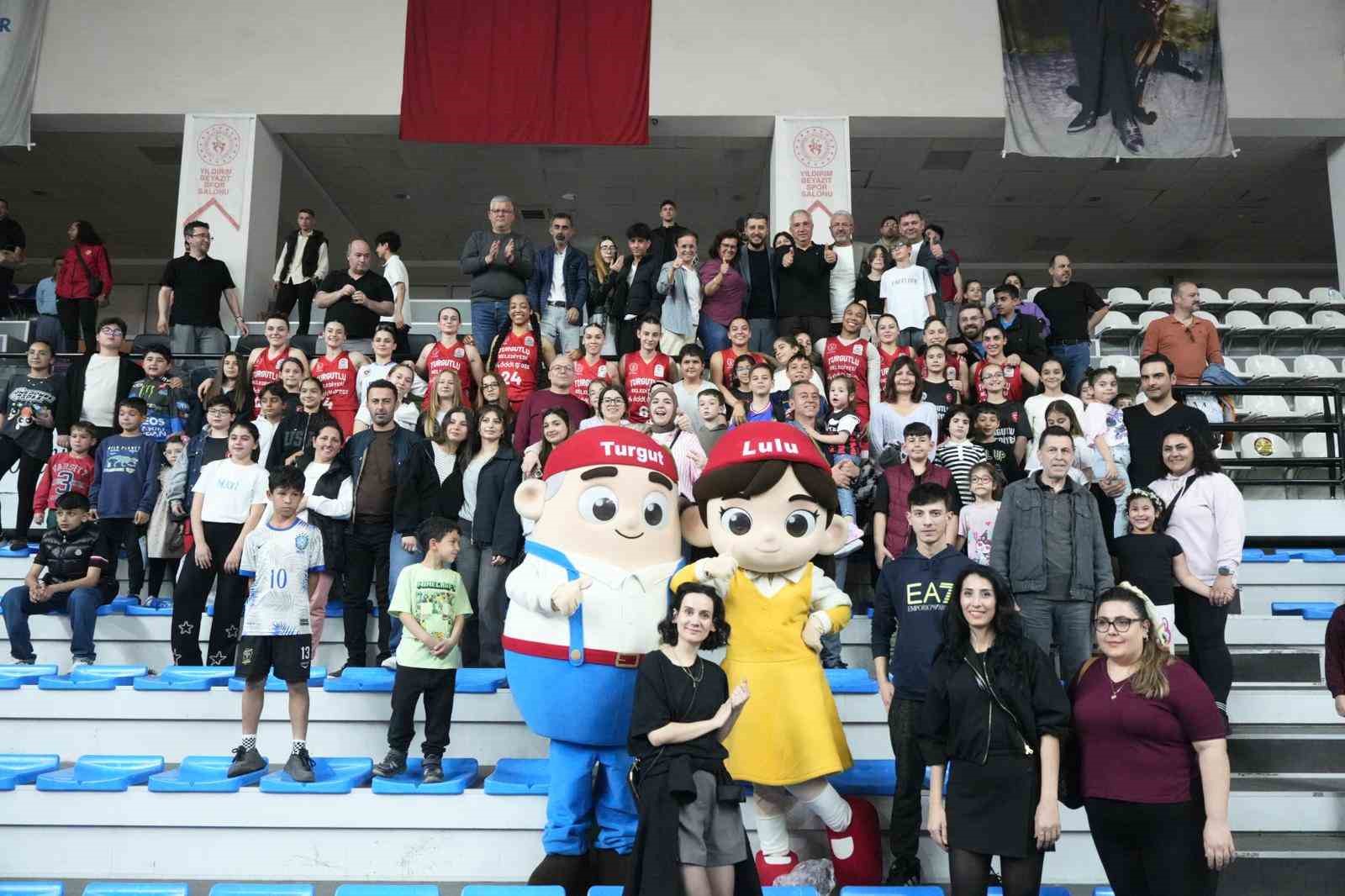 Turgutlu’nun perilerinden Play-Off’a muhteşem başlangıç