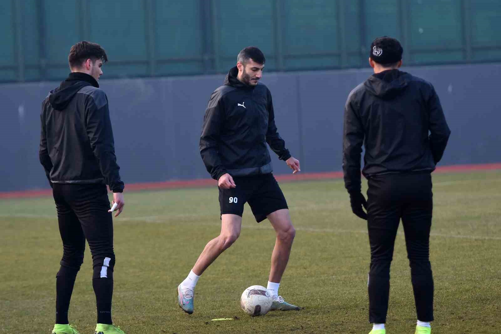 Tuzlaspor hazırlıklarını tamamlayan Manisa FK, İstanbul’a hareket etti