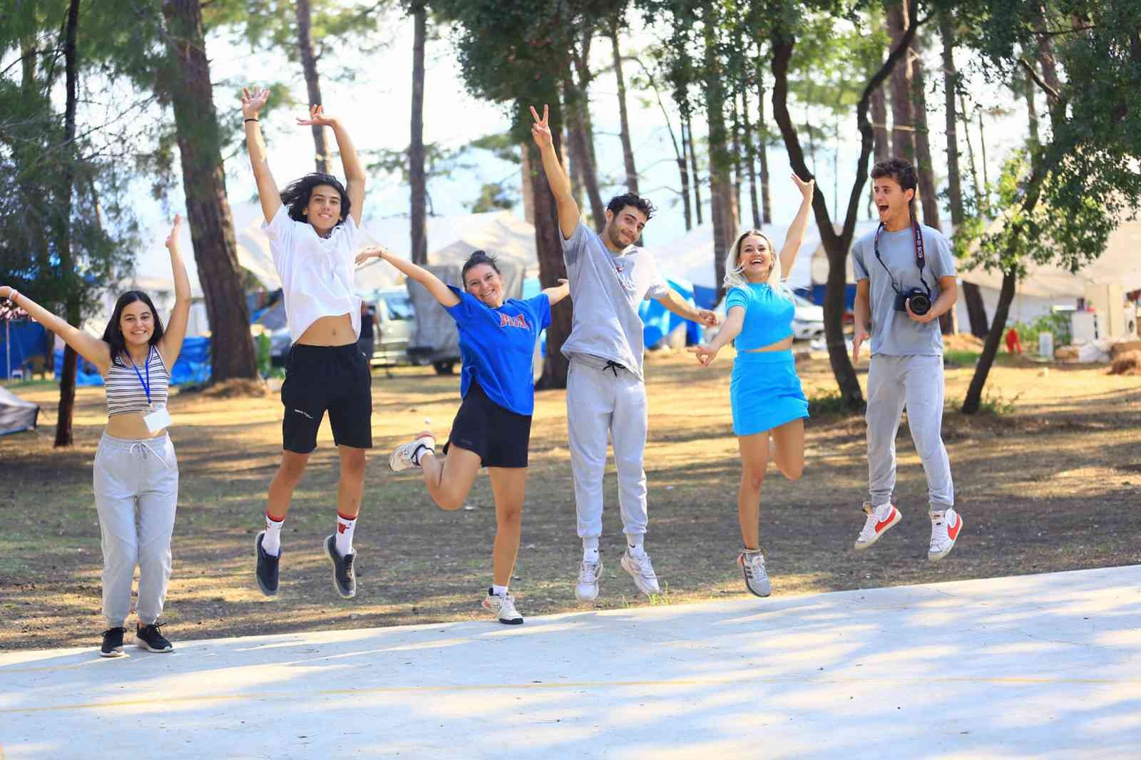 Üniversite öğrencileri Büyükşehir Belediyesi kampında buluştu