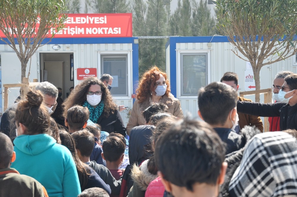 Üniversite öğrencilerinden depremzede çocuklara oyuncak