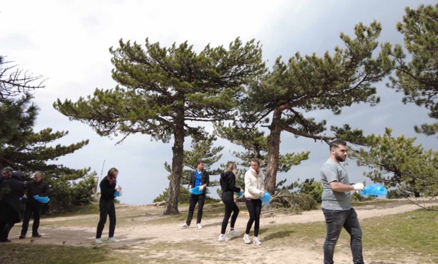 Üniversiteli öğrenciler Spil’de çevre temizliği yaptı