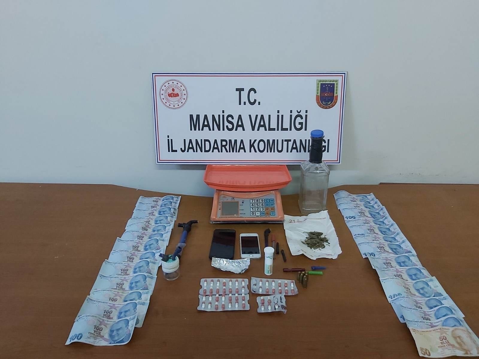 Uyuşturucu ve esrarla yakalanan şahıs gözaltında