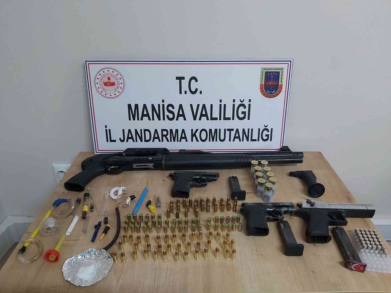 Uyuşturucu ve ruhsatsız silahlarla yakalandılar