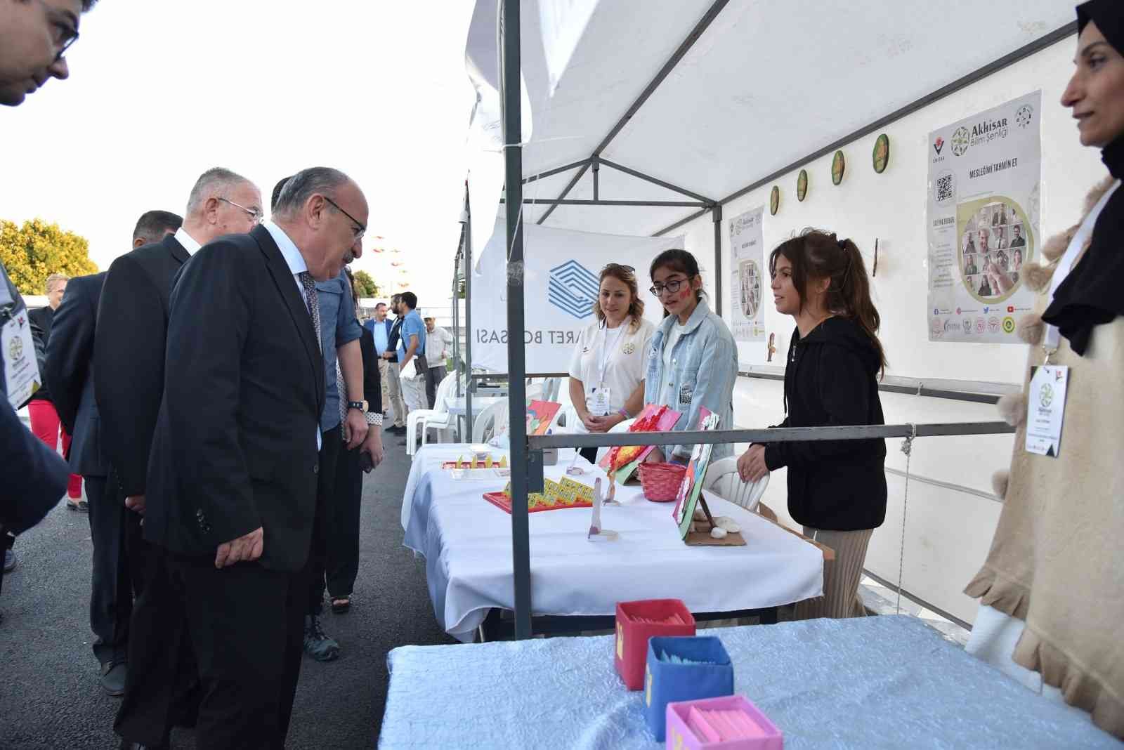 Vali Karadeniz Akhisar Bilim Şenliğine katıldı