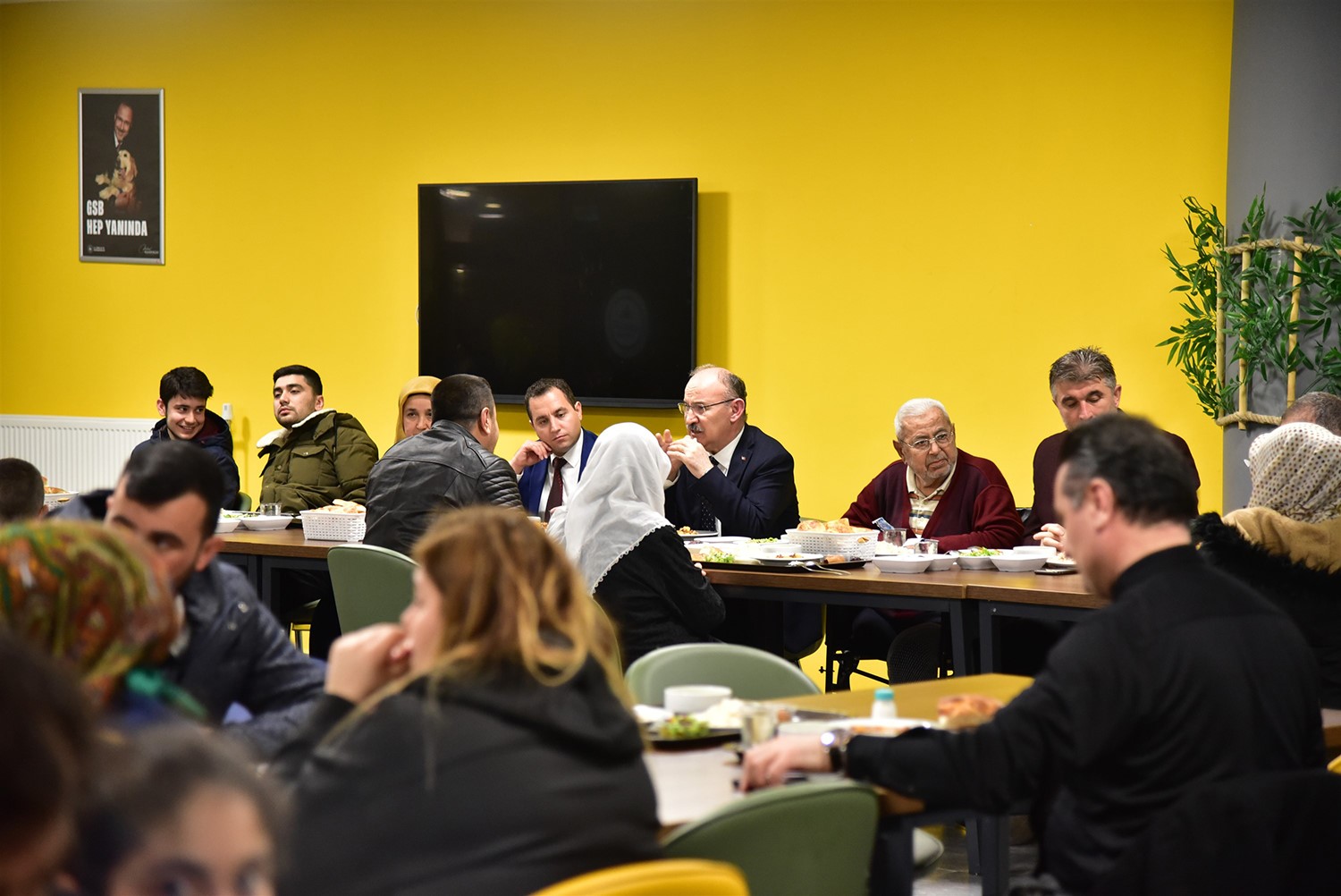 Vali Karadeniz, engelli depremzedeye akülü araç hediye etti