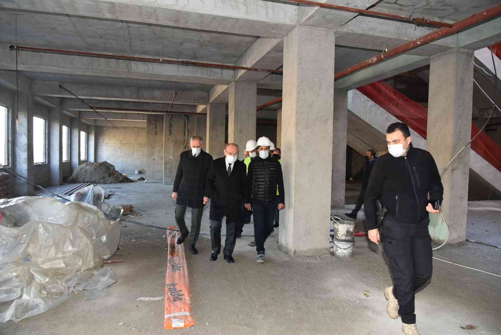 Vali Karadeniz, inşaatı devam eden okullarda incelemelerde bulundu