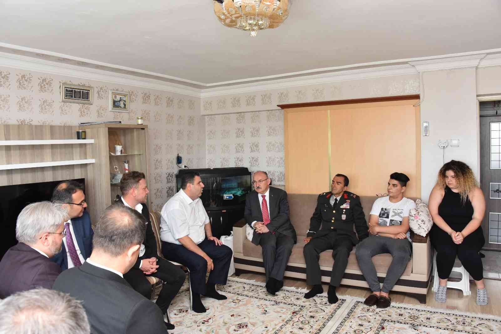 Vali Karadeniz’den şehit Öz’ün ailesi ve gazi Konteş’e ziyaret