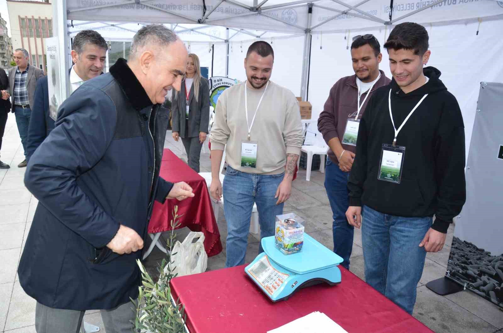 Vali Özkan atık pil teslim etti, zeytin fidanı aldı