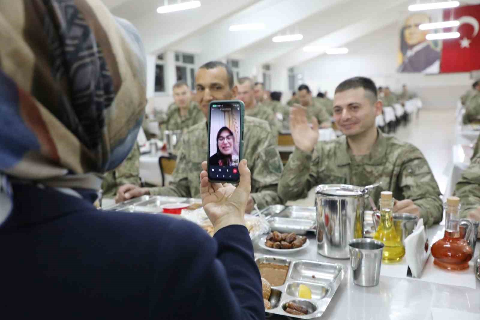 Validen, Ramazan’ın son iftarında Mehmetçik annesine sürpriz