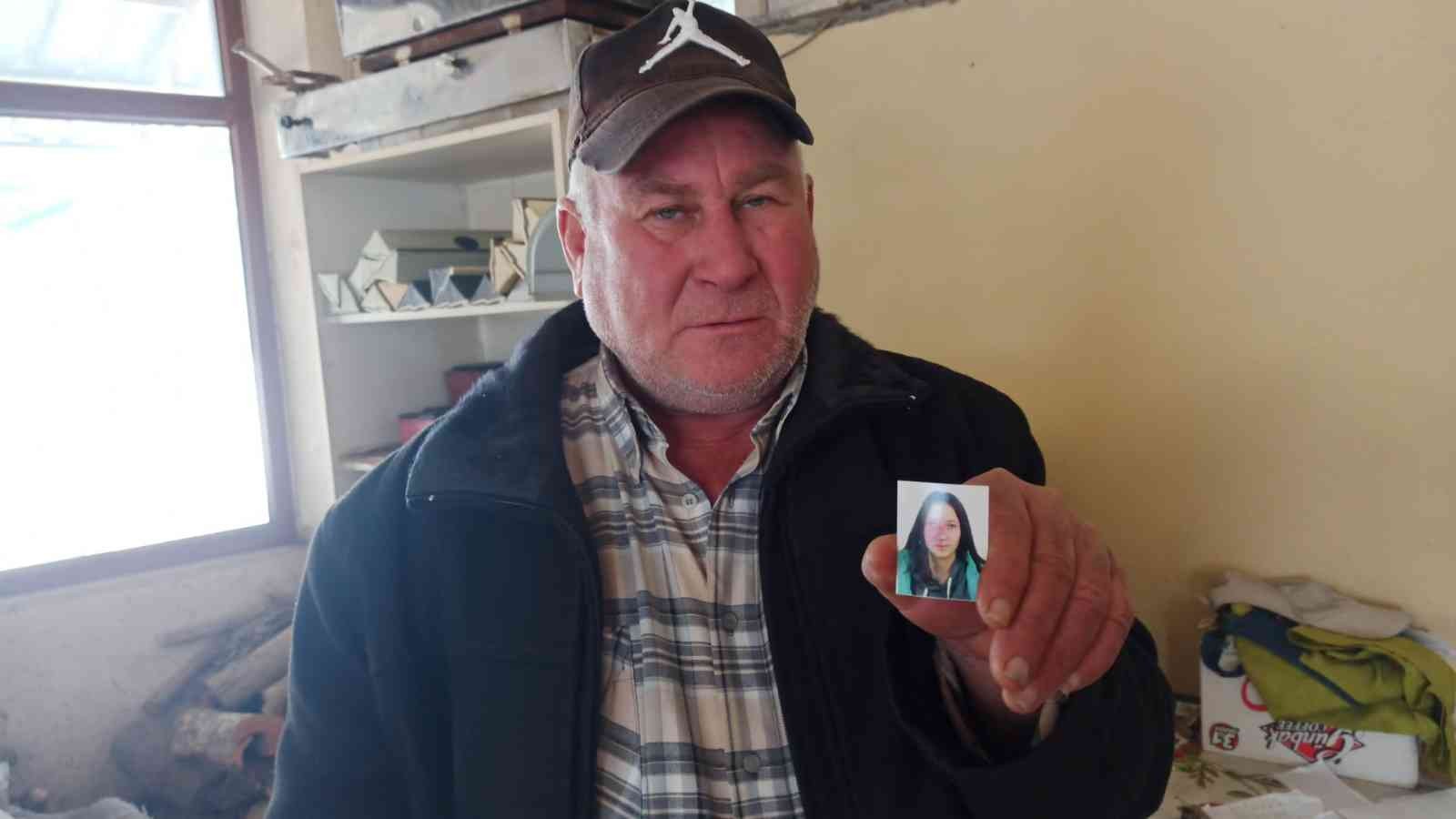 Yaklaşık 10 ay önce evden ayrılan 16 yaşındaki kızını arıyor